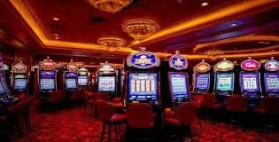 Live Baccarat တွင် ကတ်ဖြန့်နေသော တိုက်ရိုက်ဒိုင်၊ မြန်မာ ကစားသမားများ နှစ်သက်သော ဂိမ်း